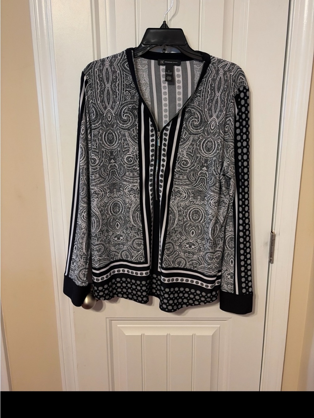 INC Black & White Paisley V-Neck Long Sleeve Top